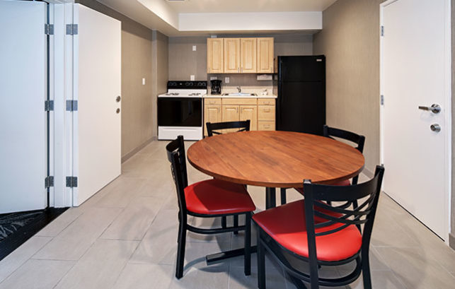 Fully-equipped Kitchen Suite with table and chairs